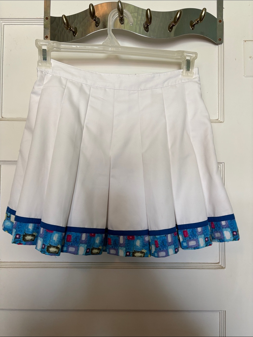 Slazenger White Pleated Tennis Skirt with Blue Patterned Hem Size 8